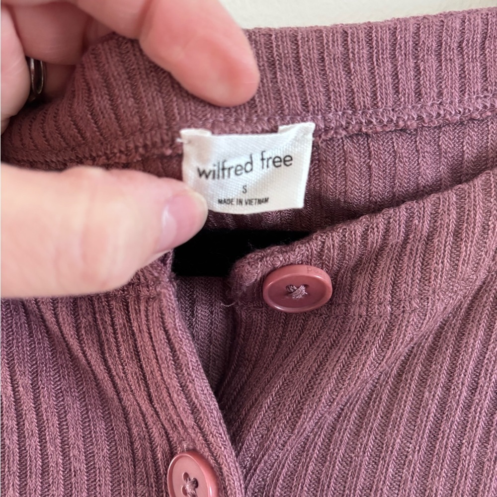 Aritzia Wilfred Free Ribbed Button-Front Long Sleeve Crop Cardigan, Mauve, Small - Picture 4 of 4